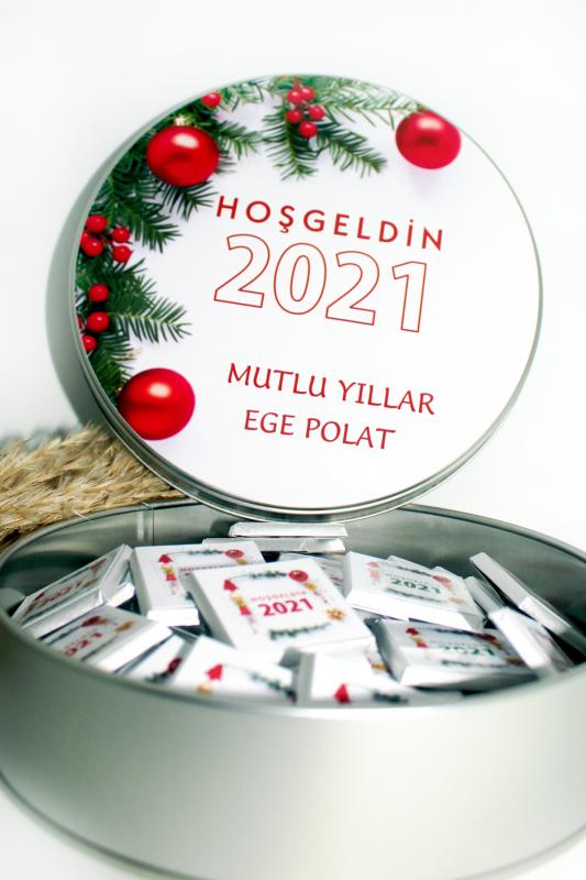 Yeni%20Yıl%202021%20Kişiye%20Özel%20Metal%20Kutulu%20Yılbaşı%20Hediye%20Çikolata%203